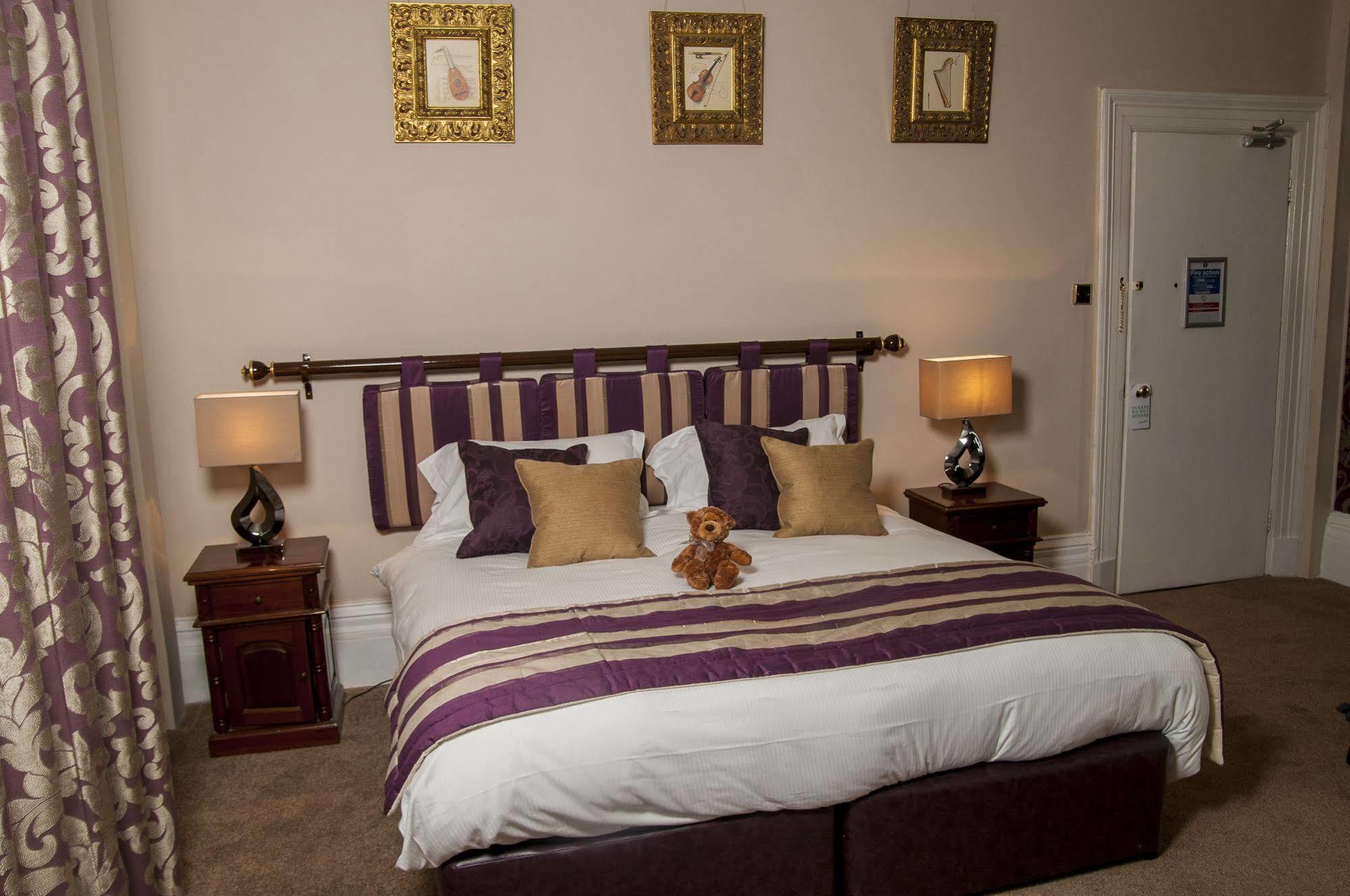 Clarence Court Hotel เชลเทนแฮม ภายนอก รูปภาพ