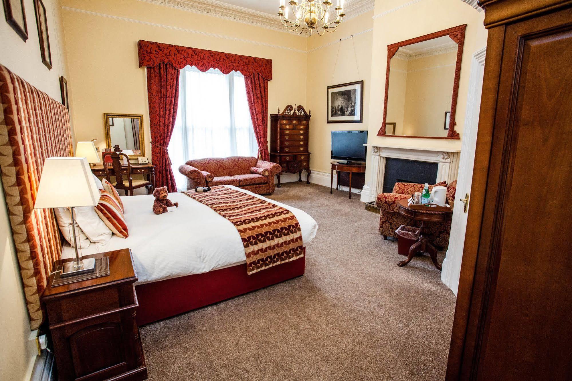 Clarence Court Hotel เชลเทนแฮม ภายนอก รูปภาพ
